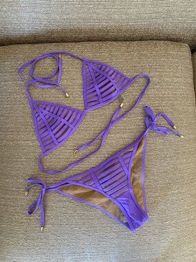🌼 NWOT Beach Bunny Set Purple Strappy Side Tie metal detailing